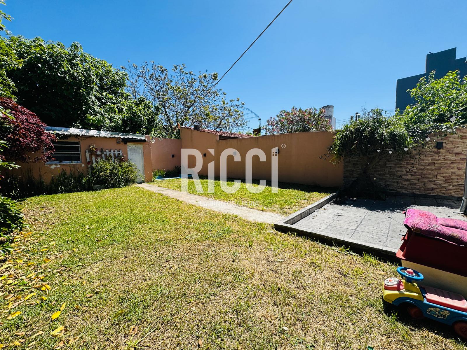 Foto Casa en Venta en Berazategui, Berazategui 153  al 1900