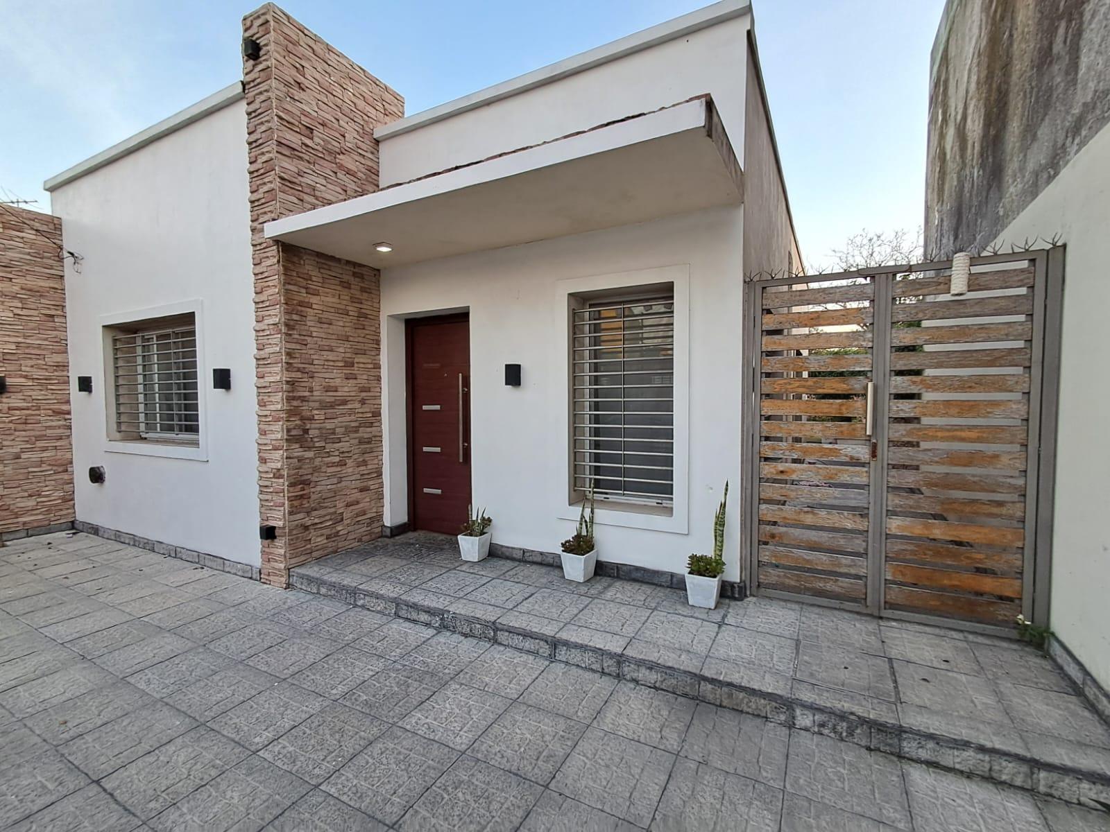 Foto Casa en Venta en Berazategui, Berazategui 153  al 1900