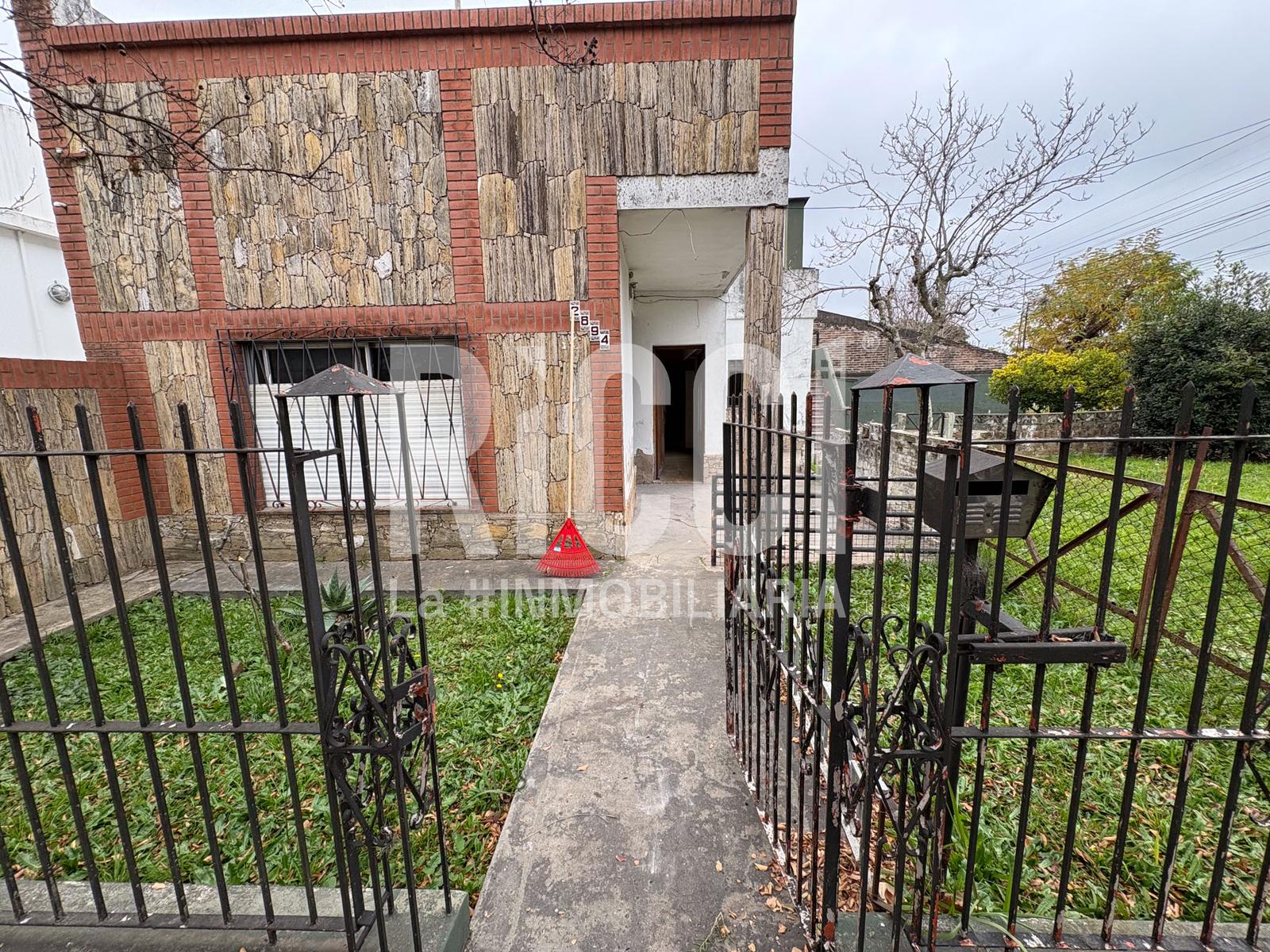 Foto Casa en Venta en Berazategui, G.B.A. Zona Sur Av. Valentin Vergara al 1800